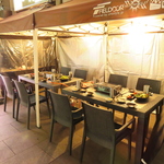 道頓堀川を望む人気テラス席があり景色と焼肉を同時に楽しめる。