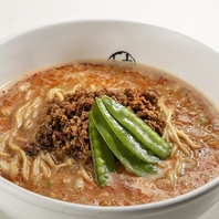 昭和27年創業。外堀通り沿いで味わう名物、看板の担々麺