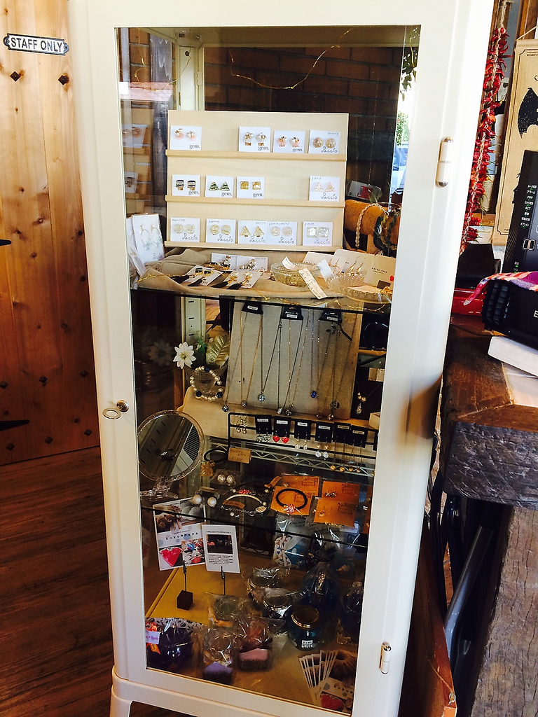 アクセサリーの物販もあり。アクセサリーレッスンもございます。お問い合わせ下さい。