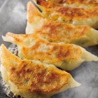 肉汁たっぷりの鉄板餃子などお酒に合う料理を多数ご用意