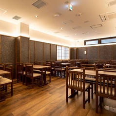 当店は3階建てとなっており1Fは20名、2Fは32名、3Fは34名で各フロア貸し切り可能！1F、2Fはテーブル席となっており、少人数から大人数まで規模に合った宴会や飲み会にぴったり。おりバリアフリーにも対応しておりエレベーターや喫煙ルームもあるため、ご家族の集まりや大人数の会社の宴会などにも最適です。