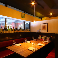 映画館通りを見下ろせるテーブル席。　夜の街の雰囲気を感じながら、落ち着いた空間で、ワインやイタリアンをお楽しみいただけます。