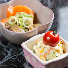 お酒の味を引き立てる、日替わりの絶品フード