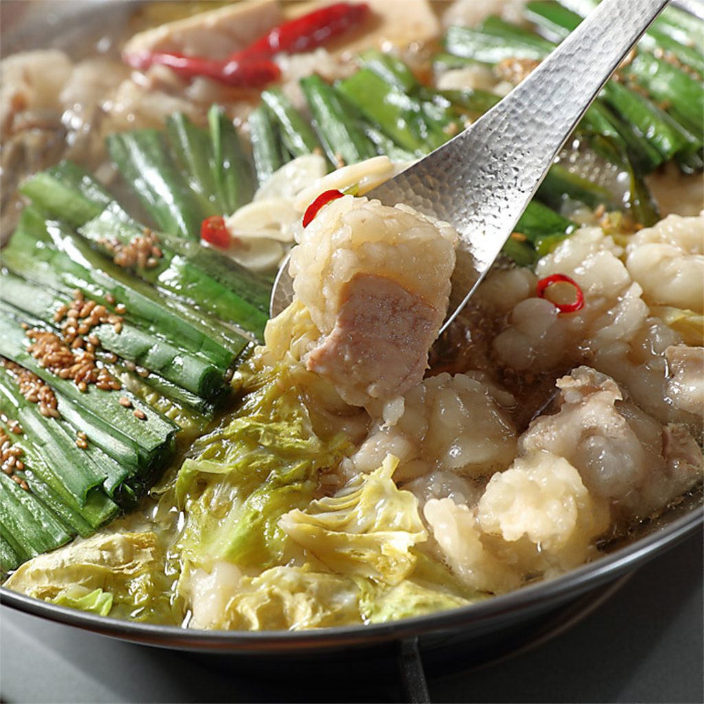 九州名物料理といえば『博多もつ鍋』！九州津々浦々厳選素材の旨かもん召し上がれ。