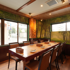 【テーブル席2×1】デートなどの少人数利用にぴったり◎お気軽にどうぞ！デートやご友人とのちょっとしたお食事利用にぴったりな2名様テーブル席をご用意しております。コンパクトながらも落ち着いた空間で、会話も自然と弾む距離感です。気軽にご利用ください。