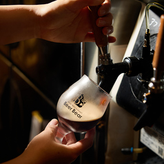 至福の一杯を注ぐ、クラフトビール専門店