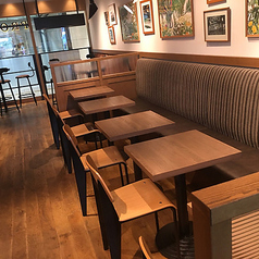 店内はレンガ調の壁や温かみのあるペンダントライトが配され、大人の隠れ家のような雰囲気。ゆったりしたテーブル席は、片側がソファタイプのため長時間でも快適にお過ごしいただけます◎仕事帰りのサク飲みや女子会など会話を楽しみたい夜に最適です。おしゃれなインテリアに囲まれて、料理とお酒をお楽しみください♪