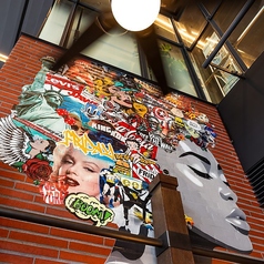 TGI FRIDAYS ティージーアイフライデーズ 神奈川芸術劇場店の雰囲気3