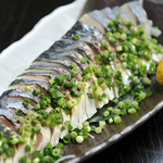 人気の炙り〆サバ！たっぷりのあぶらが醤油・からしと絡まって美味！！
