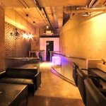 店内は洗練されたスタイリッシュな空間を演出しており、オシャレな照明がその魅力を引き立てています