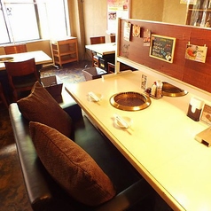 カップルシート2名様用。ソファー席でゆったりと焼肉が楽しめます。