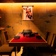 ビジネスシーンでの会食や大切な方との接待にも、当店のテーブル席をご利用いただけます。落ち着いた雰囲気の中で、ゆっくりと会話を楽しみながらお食事をご堪能くださいませ。