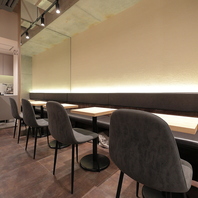 ゆったりとしたソファ席で本格的なメニューを心から満喫