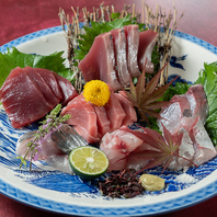 店主厳選の旬魚を味わう贅沢な刺身盛り