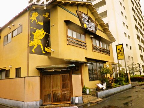 黄色が目印!個室が種類豊富で宴会やお子様連れもOK。新鮮な海鮮料理を楽しめる店。