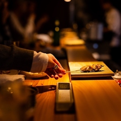 雰囲気溢れる当店のカウンター席は、接待や会食、デートにもおススメです。時間を追うごとに変わる炭火が、味覚だけでなく心まで満たす、贅沢な時間を提供致します。