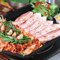 人気はサムギョプサル・特製ホルモン鍋！逸品お料理も♪