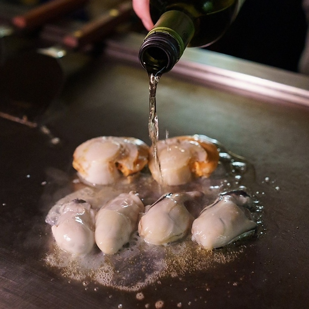 【海鮮鉄板焼き】 鉄板でじっくり焼くので旨味をとじこめ、柔らかく仕上げます。