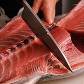 40年以上のキャリアを持つ職人が、旬の食材を活かした和食を手掛けています。細部にまでこだわった料理は、見た目にも美しく、心に残る味わいをお約束します。特別なひとときをお楽しみください。