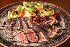 ケシの実をまぶしたマグロのタリアータ