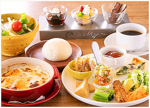 前菜盛り合わせ／日替わりグラタン／サラダ／パン／デザート／コーヒーor紅茶