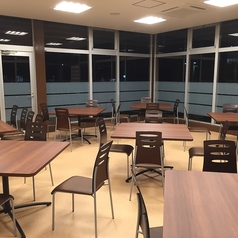 １階のテーブル席は、お好きなレイアウトに変更可能。