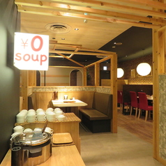 インドからの調度品が雰囲気たっぷりです。スープバーはおかわり無料です！