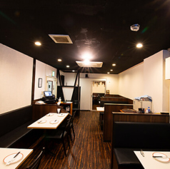 見通しの良い店内は通路も広々！窮屈さを感じさせずに、リラックスしながらお食事出来ます。