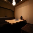 個室は4名様×5部屋、6名様×1部屋ございます。周りに気兼ねなく食事と会話を楽しめる雰囲気で、ゆったりとした時間をお過ごしください。20名様～46名様で貸切も承ります。