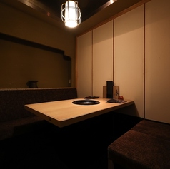 個室は4名様×5部屋、6名様×1部屋ございます。周りに気兼ねなく食事と会話を楽しめる雰囲気で、ゆったりとした時間をお過ごしください。20名様～46名様で貸切も承ります。