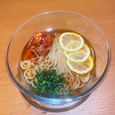 冷麺好き店主によるこだわりの冷麺。小鉢とドリンク付き