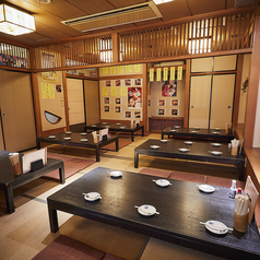 ゆったりくつろげる掘りごたつ席は、団体様でのご宴会にも対応。落ち着いた空間で、賑やかな宴会のひとときをお楽しみいただけます。