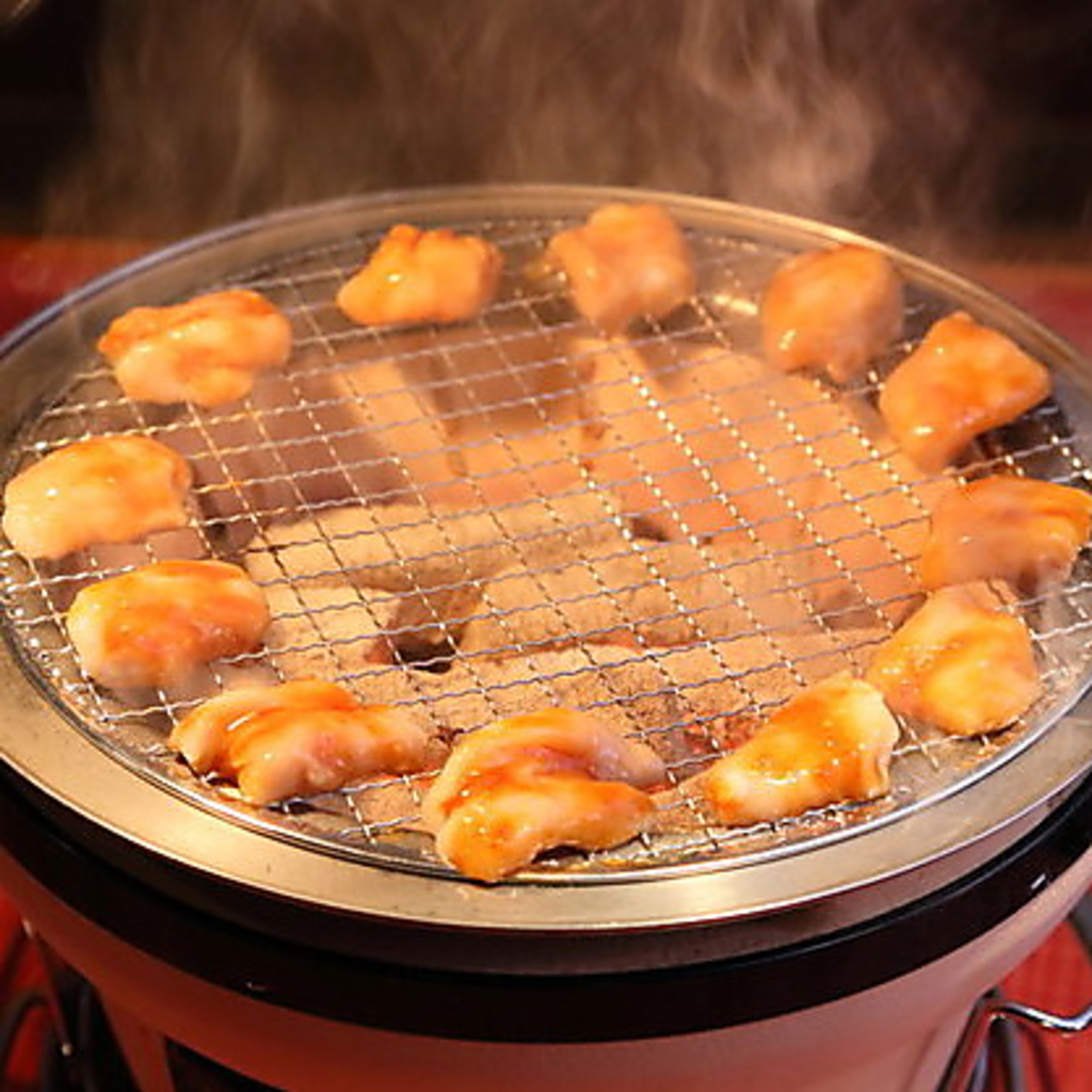 希少ホルモンも[情熱ホルモン]ではリーズナブルに楽しめる！バラエティ豊かなメニューに迷っちゃう。