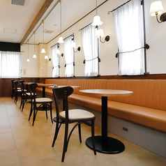 窓際に並ぶ2名掛け席は、明るい自然光が差し込む人気スポット。ランチやカフェタイムに特に人気で、SNS映えするスイーツを並べて写真を楽しむシーンにもよく利用されています。景色を楽しみながら過ごす贅沢な時間に。