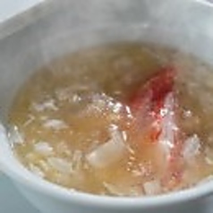 【アラカルト】ズワイ蟹肉入りふかひれスープ卵白仕立てや鮑のオイスターソース煮の写真