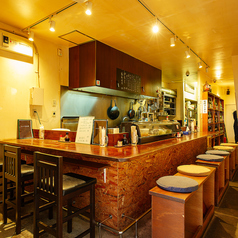 全9席ご用意したカウンター席は、常連のお客様をはじめ、おひとり様のちょい飲みやご夫婦・カップルのデート利用、ご友人同士のサシ飲みに至るまでお過ごしいただける特等席です♪お料理はもちろん、気さくな店主との会話を楽しまれるお客様も多数◎