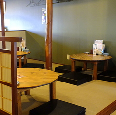 4名様×４のお席。自然色を多く取り入れた店内は明るくて開放的.。落ち着いた雰囲気の中でお食事いただけます。料理は店主が厳選した旬の食材を活かし、食材の持つ美味しさを可能な限り引き出してご提供しております。また、フレッシュ＆フローズンフルーツサワードリンクは彩りも鮮やかで女性にも人気のメニュー★