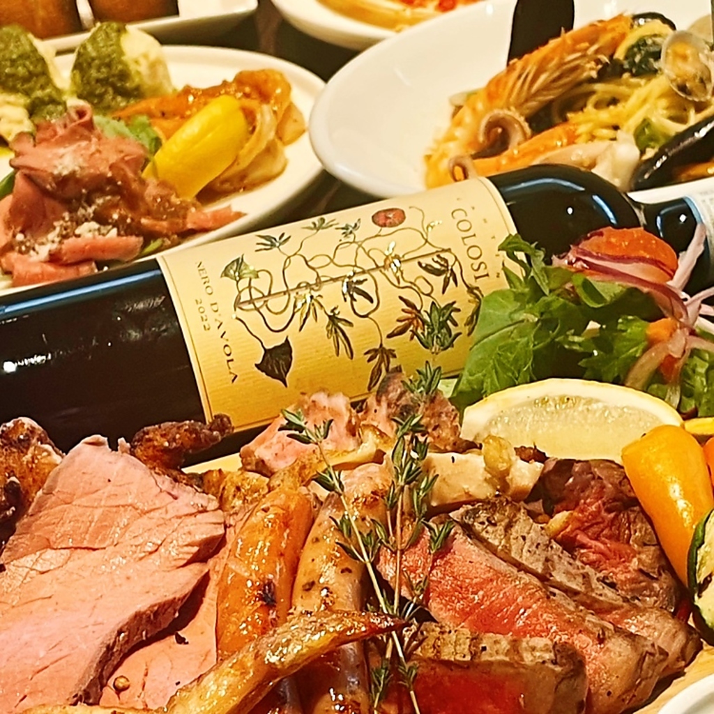 鶏豚牛ステーキ、ローストビーフ、ソーセージ、唐揚げなど８種以上のお肉盛り盛りプレートが大人気！