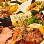 鶏豚牛ステーキ、ローストビーフ、ソーセージ、唐揚げなど８種以上のお肉盛り盛りプレートが大人気！