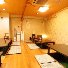 店内は最大20名までの貸切に対応しており、ご家族のお祝い事や地域の集まりなどにもご利用いただけます。落ち着いた雰囲気の中で、四季の家庭料理を囲みながらゆったりと過ごせます。