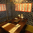 入り口付近にあるテーブルのお席は、京都から仕入れた椅子が特徴です♪