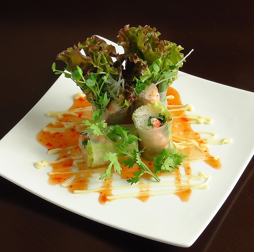 パクチー好きにはたまらない！野菜もたっぷりでプリプリのエビの食感とスイートチリソースの相性が◎