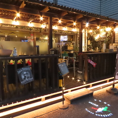 【テラス席2×6】心地よい明かりに照らされ、落ち着いた雰囲気を楽しめる場所です。外の風を感じながら、友人と一緒にイタリアンを味わうのにぴったり♪