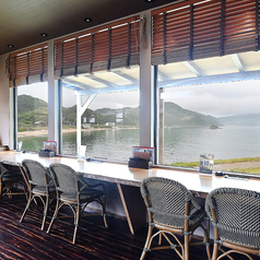 【デートにもぴったり★】カウンター席はデートにも最適。目の前で新鮮な料理が仕上がる様子を楽しみながら、特別な時間を過ごせます。