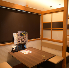 ゆったり過ごせるソファ席もございます。