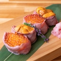 料理メニュー写真 雲丹とイクラの肉寿司