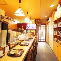 お一人様でも気軽に利用できるカウンター席は、店主との会話を楽しみながら食事ができる特等席。仕事帰りに立ち寄ったり、家庭料理を落ち着いて味わいたい方におすすめです。