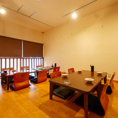 2名様からご利用いただけ、ゆったり寛ぎながらご飲食が楽しめるお座敷席も好評◎会社宴会や各種会合、打ち上げなどの大型宴会にも最適な広々空間です！お席のレイアウトは自由に変更できますので、ご予約の際にご相談ください♪