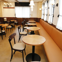 モーニングやカフェ利用に適した2名掛け席は、ドリンクのみの軽食利用でも居心地の良さを感じられる空間です。カフェタイムに少し話したい、仕事の合間にリフレッシュしたいという方にもぴったりです。