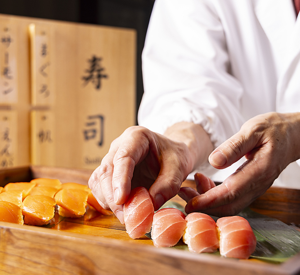 ライブキッチンでは握りたてのお寿司もご用意しております♪
